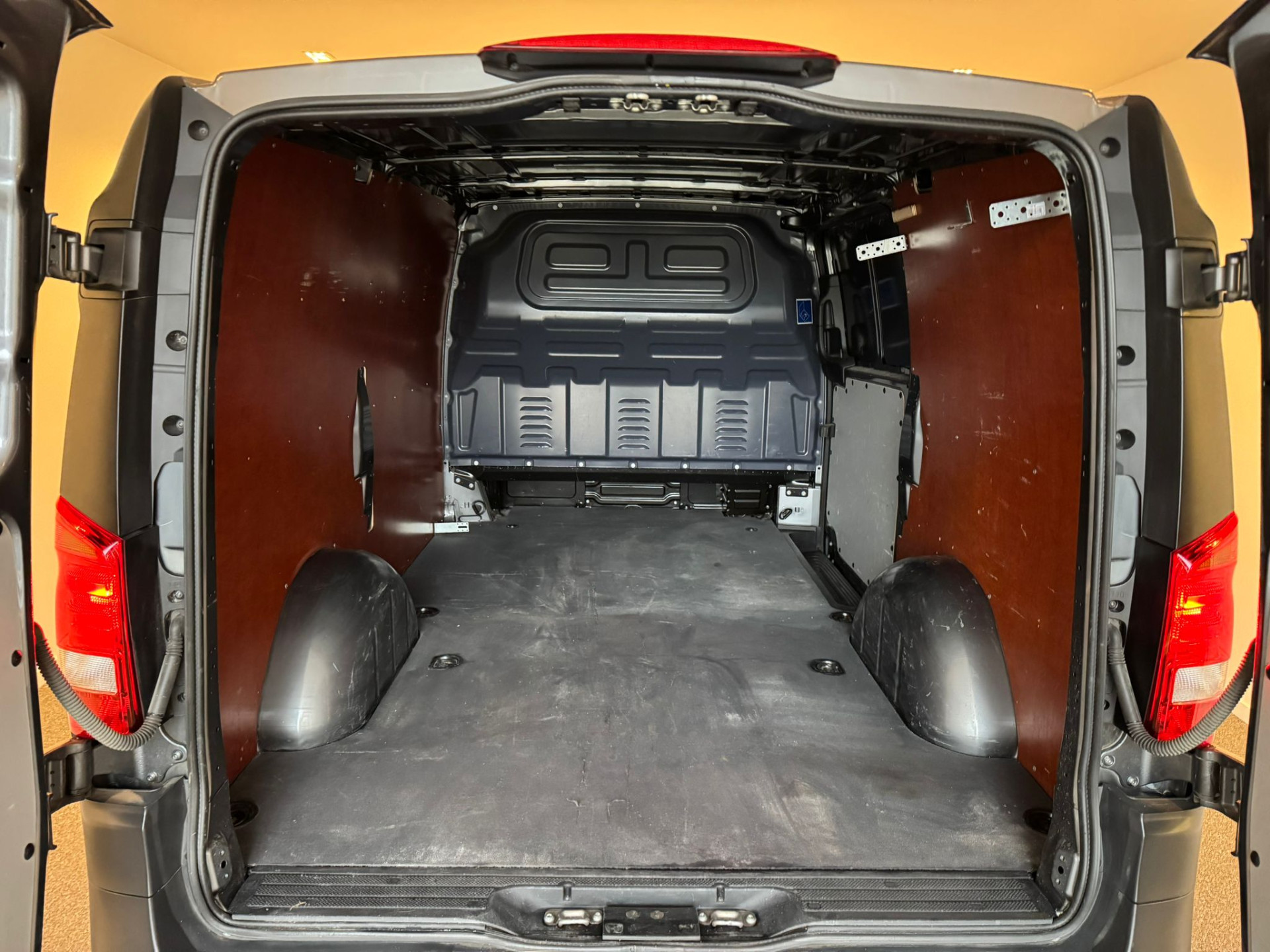 41408991-11.jpg