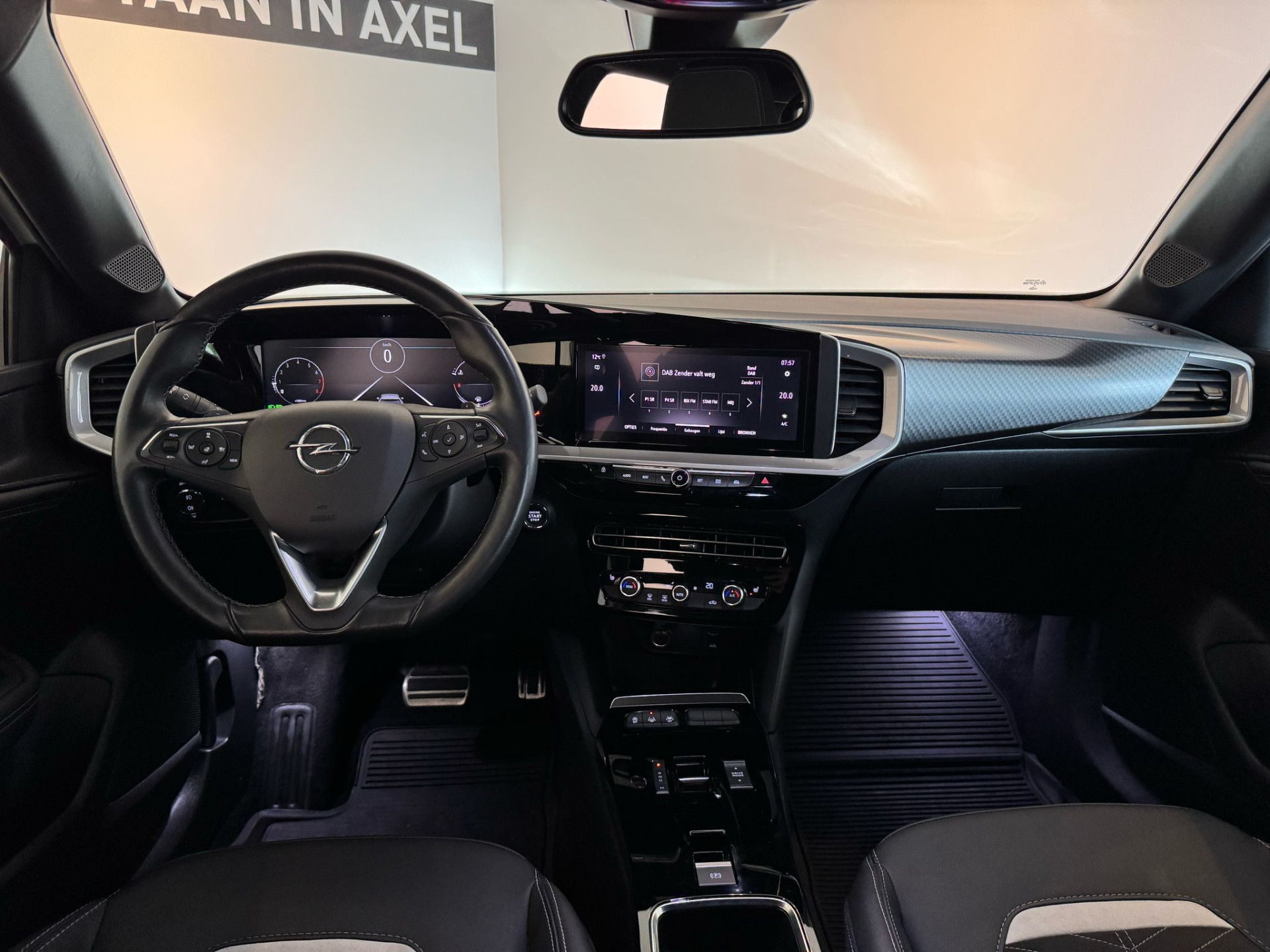 43809205-19.jpg