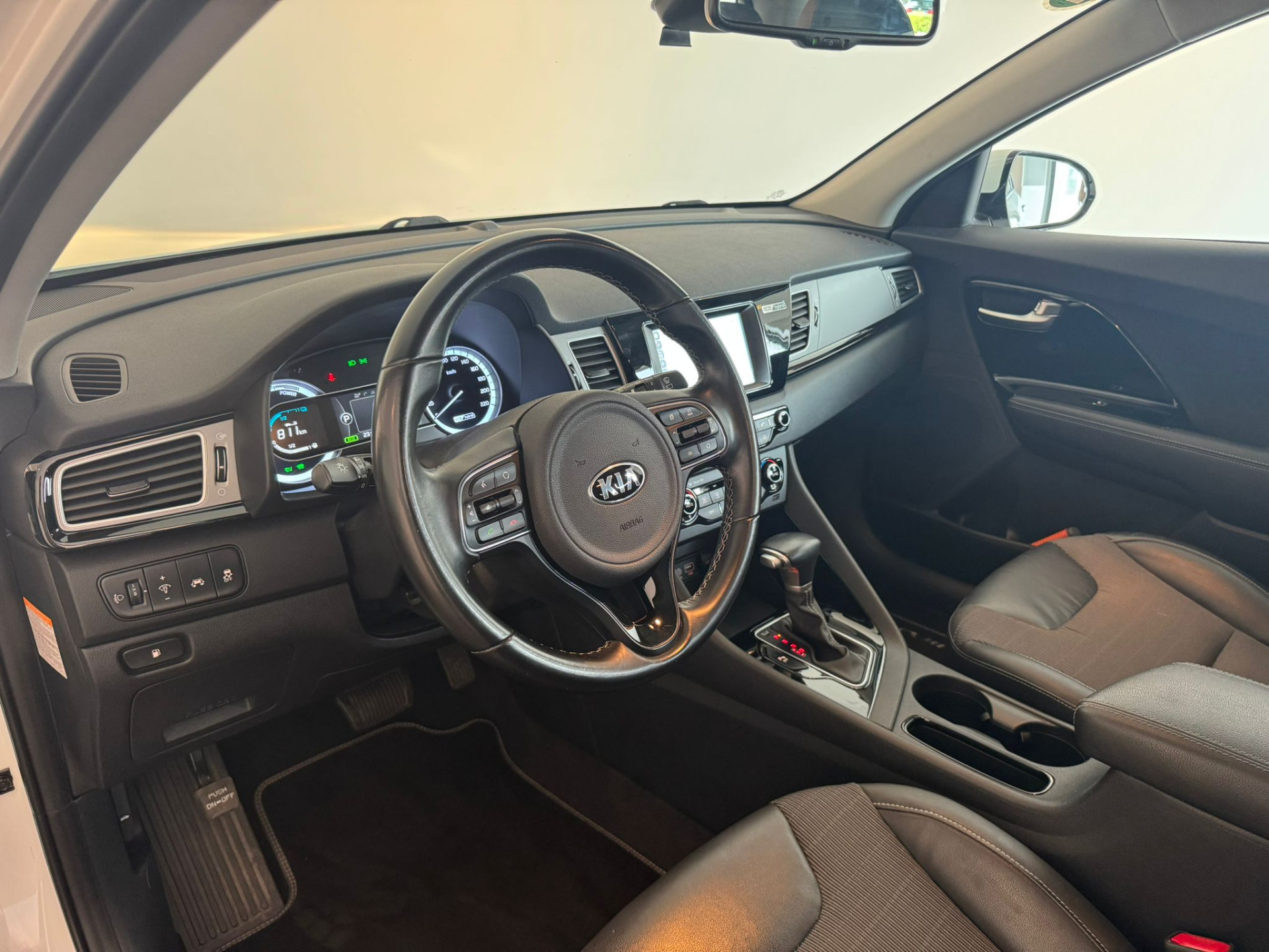 43841031-15.jpg