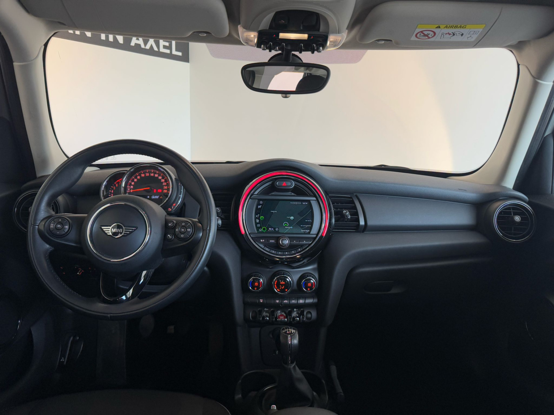 43841083-11.jpg