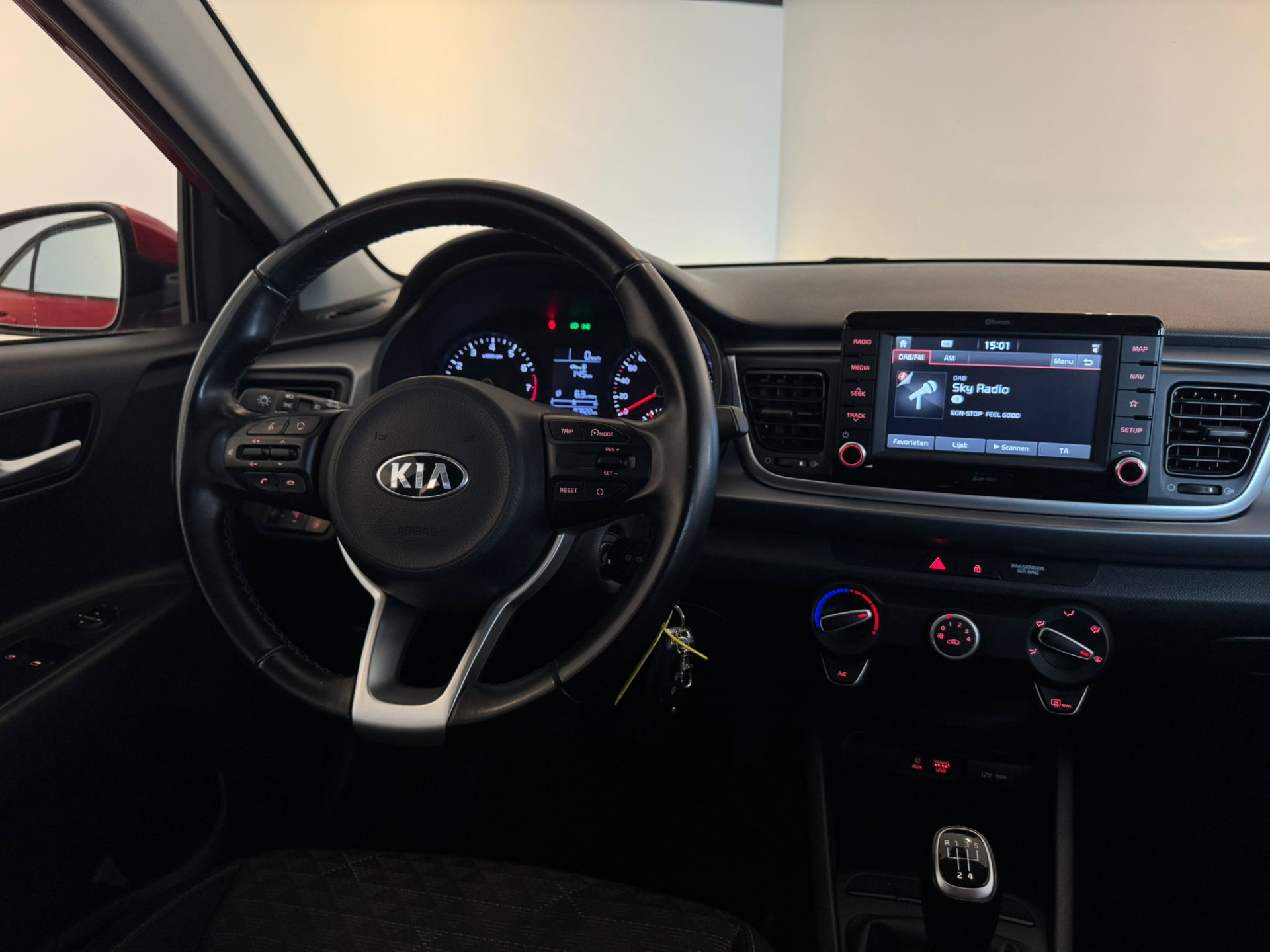 48169854-4.jpg
